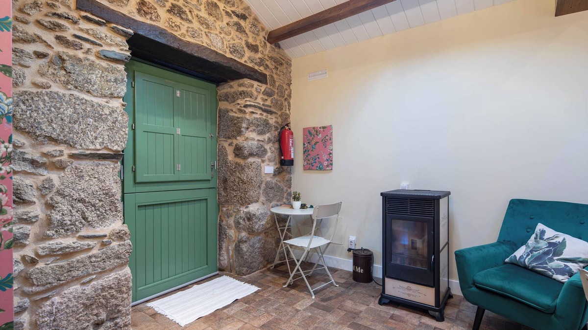 Catasol House | Country House 'La Caseta De Laura' with Shared Garden and Wi-Fi