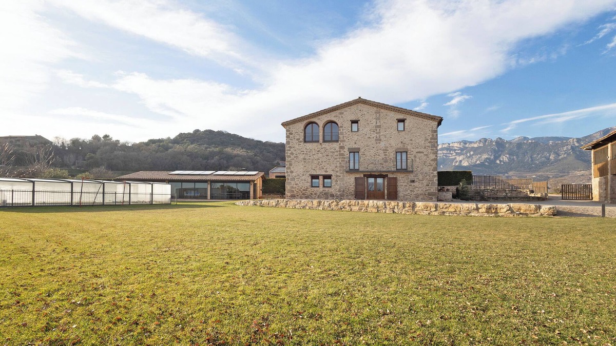 Berga House | Country House 'La Creu De La Pinya' with Mountain View, Wi-Fi and Air Conditioning