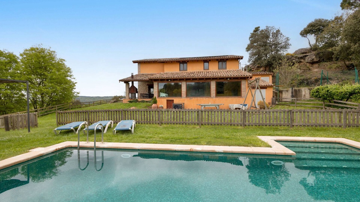 Gironella House | Country House 'La Serreta' with Mountain View, Private Pool and Wi-Fi