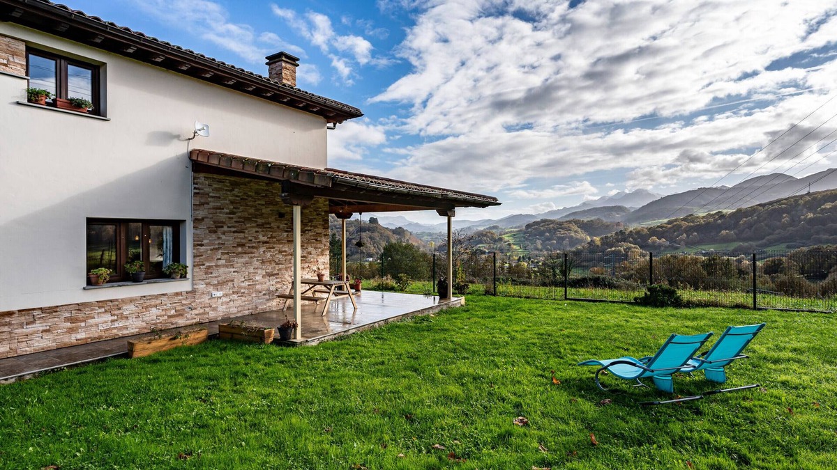 Soto de Cangas House | Country House 'La Tachuela' with Mountain View, Private Garden and Wi-Fi