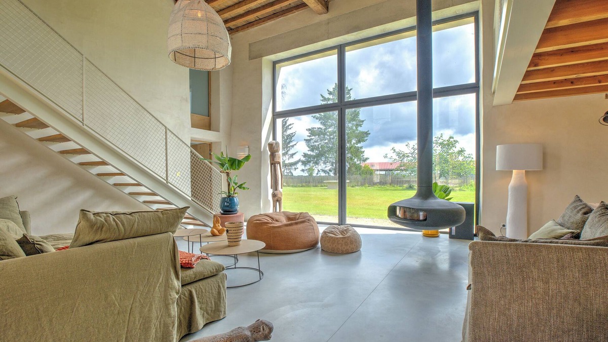 Vieux-Mareuil Villa | Country House 'Le Domaine De La Férédie' with Private Pool, Wi-Fi and Air Conditioning