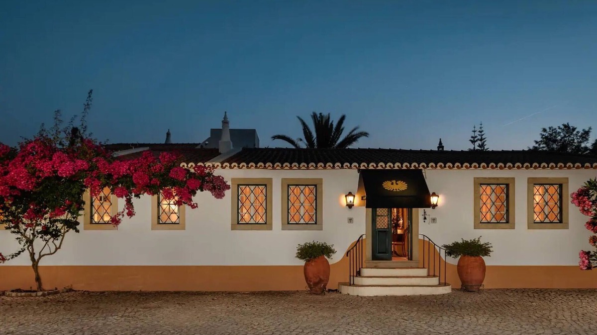 Donalda Villa | Country House "Liberal Wing Villa" with Mountain View, Shared Pool & Wi-Fi