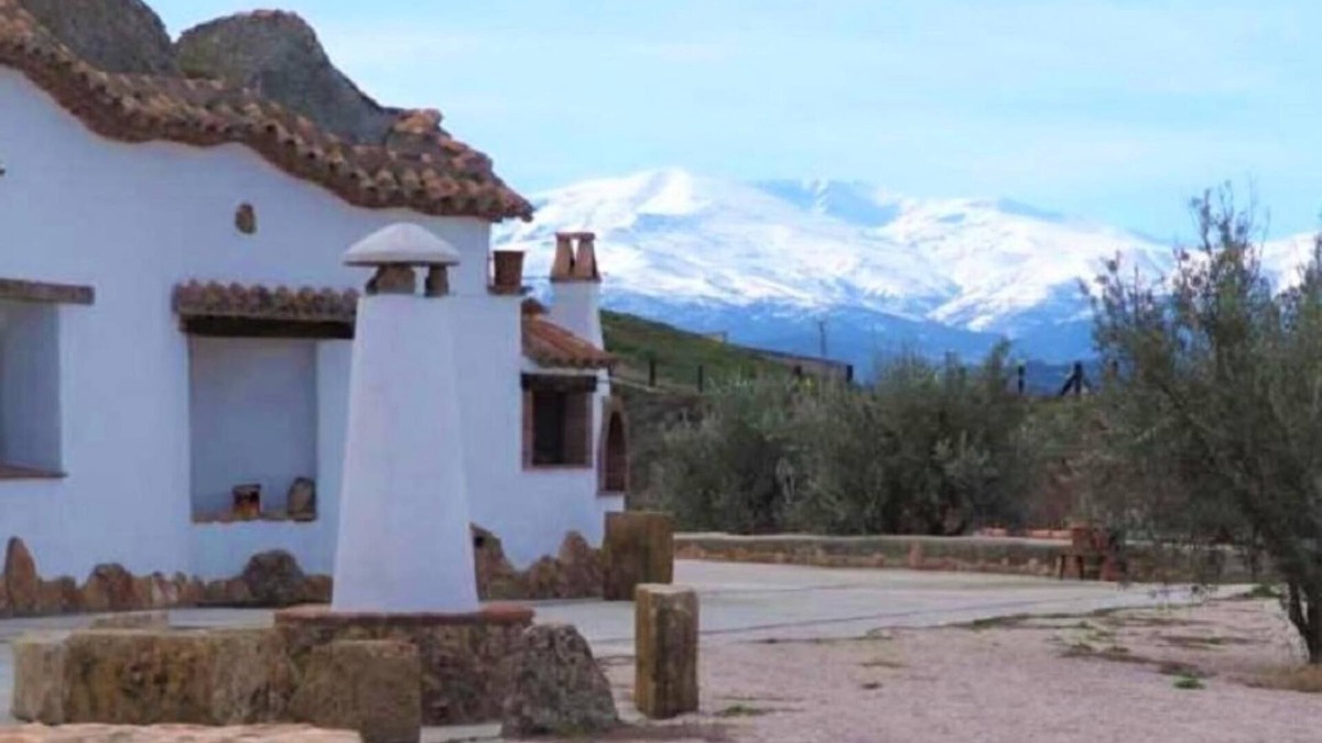 Benalua de Guadix House | Country House 'Los Cerezos' with Shared Pool, Wi-Fi and Air Conditioning