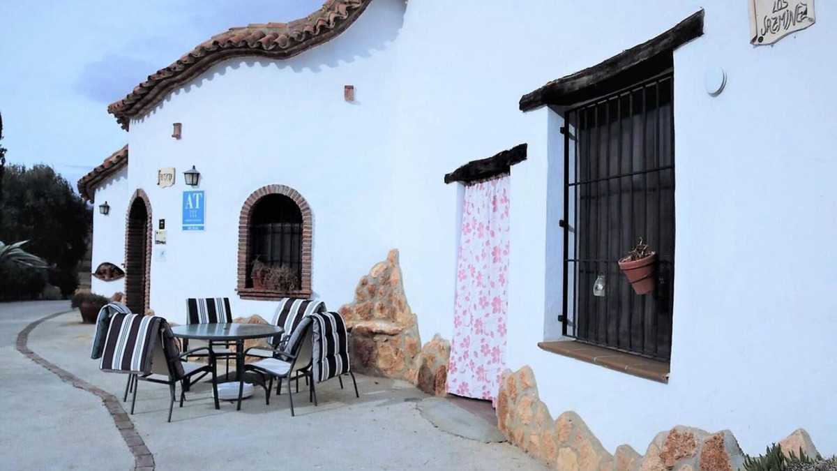 Benalua de Guadix House | Country House 'Los Jazmines' with Shared Pool, Wi-Fi and Air Conditioning