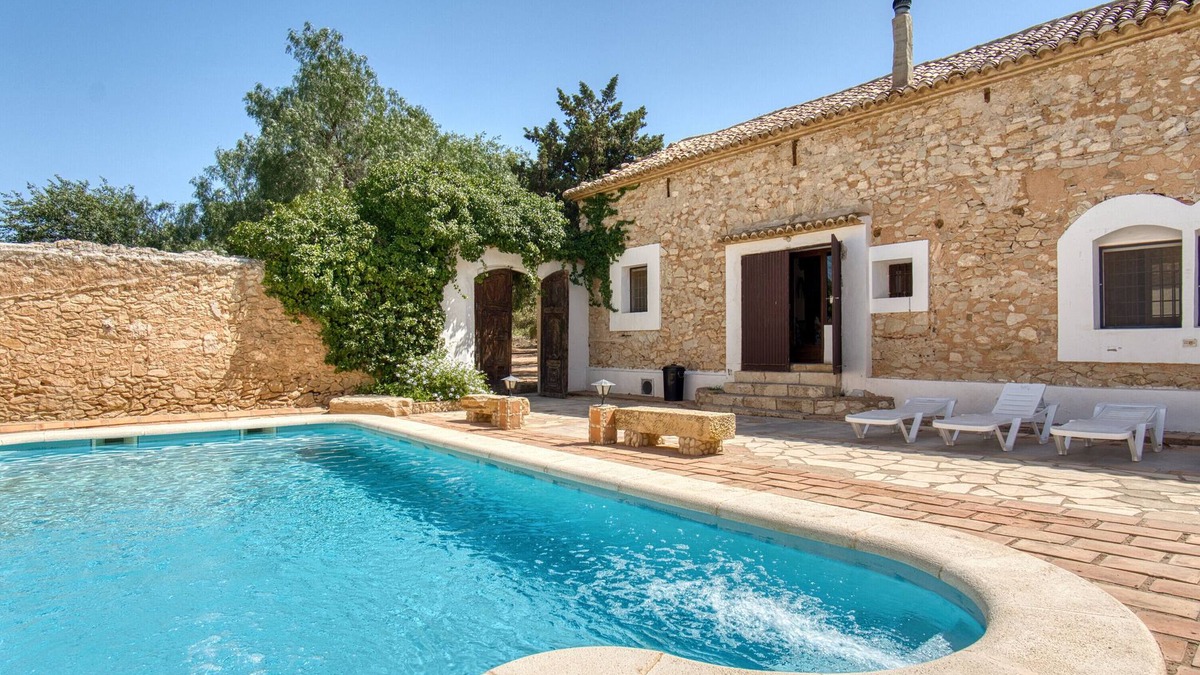 Monovar House | Country House 'Madara' with Mountain Views, Private Pool and Wi-Fi