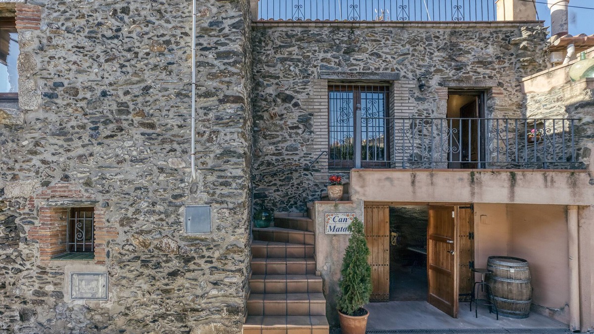Espolla House | Country House 'Matalí' with Private Terrace, Wi-Fi and Air Conditioning