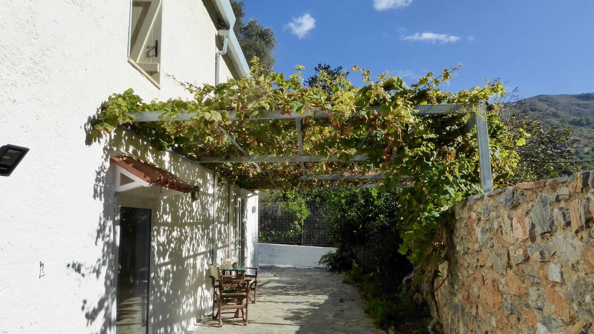 Mixorrouma House | Country house near SPILI with peaceful garden, orange trees and jacuzzi