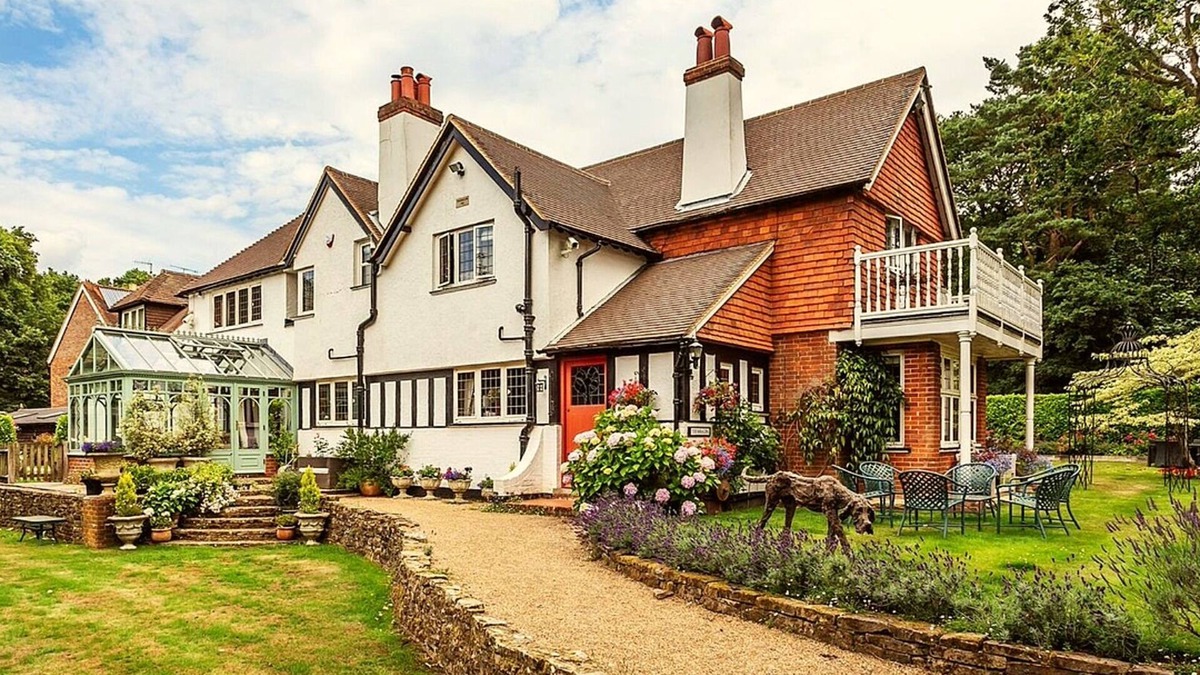 Chilworth House | Country House on Surrey Village Cricket Green