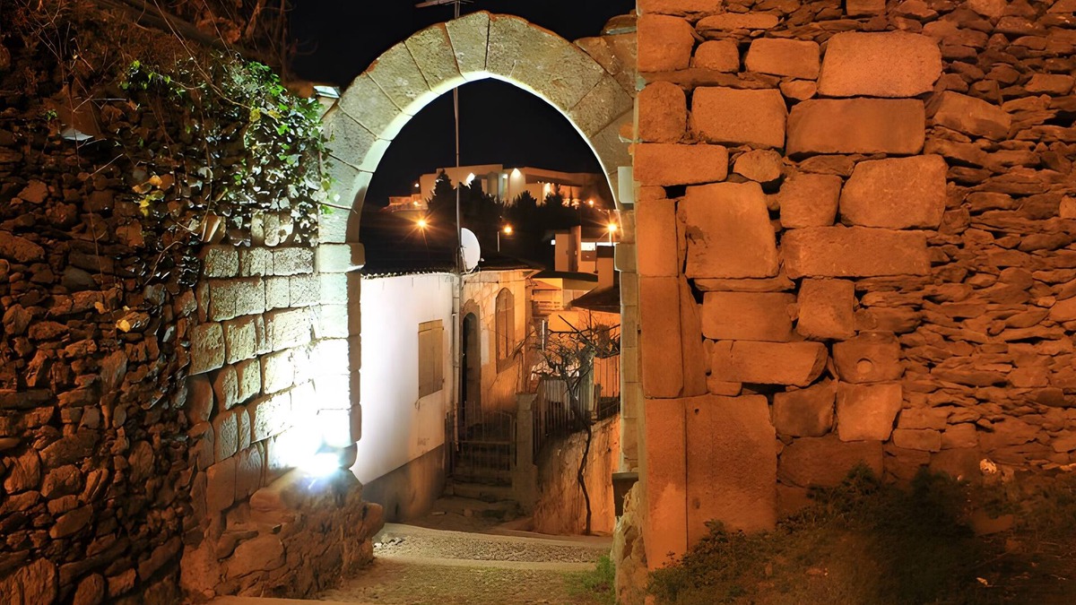 Vila Flor House | Country House 'Quarto Rústico 2' with Mountain View, Shared Terrace and Wi-Fi