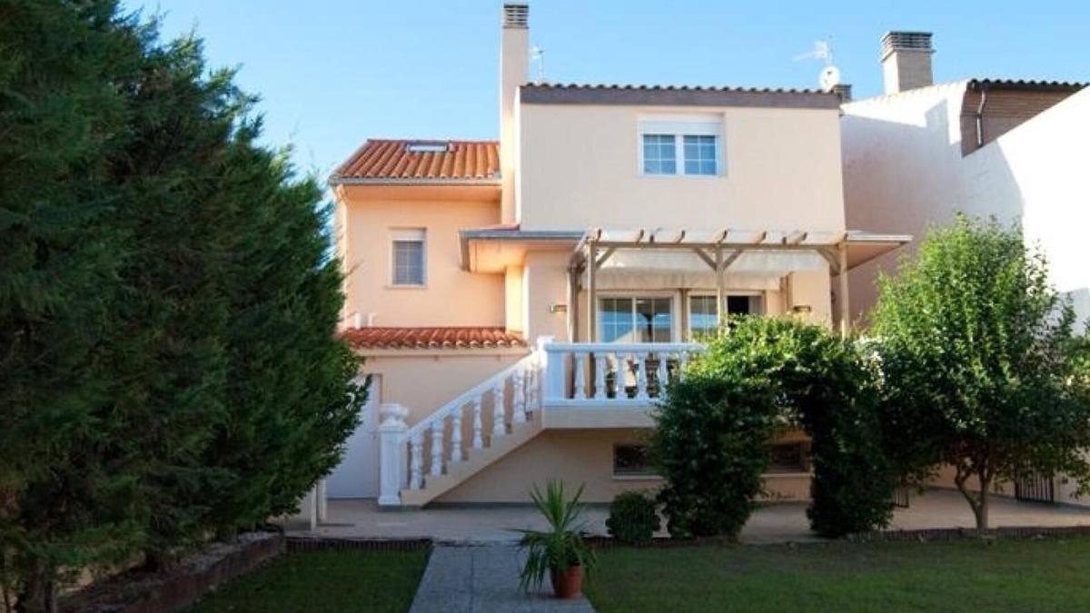 Cabanillas House | Country House 'Reyno De Bardenas' with Private Terrace, Private Garden and Wi-Fi