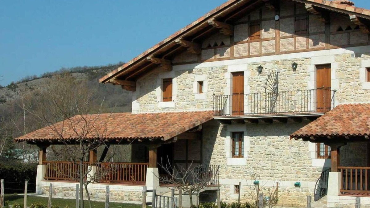 Eguaras House | Country House 'Sagastietxea' with Mountain View, Private Terrace and Private Garden