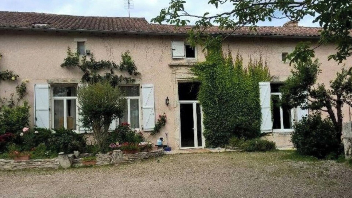 Riberac Villa | Country House 'Terre Happy' with Shared Pool, Private Terrace and Wi-Fi