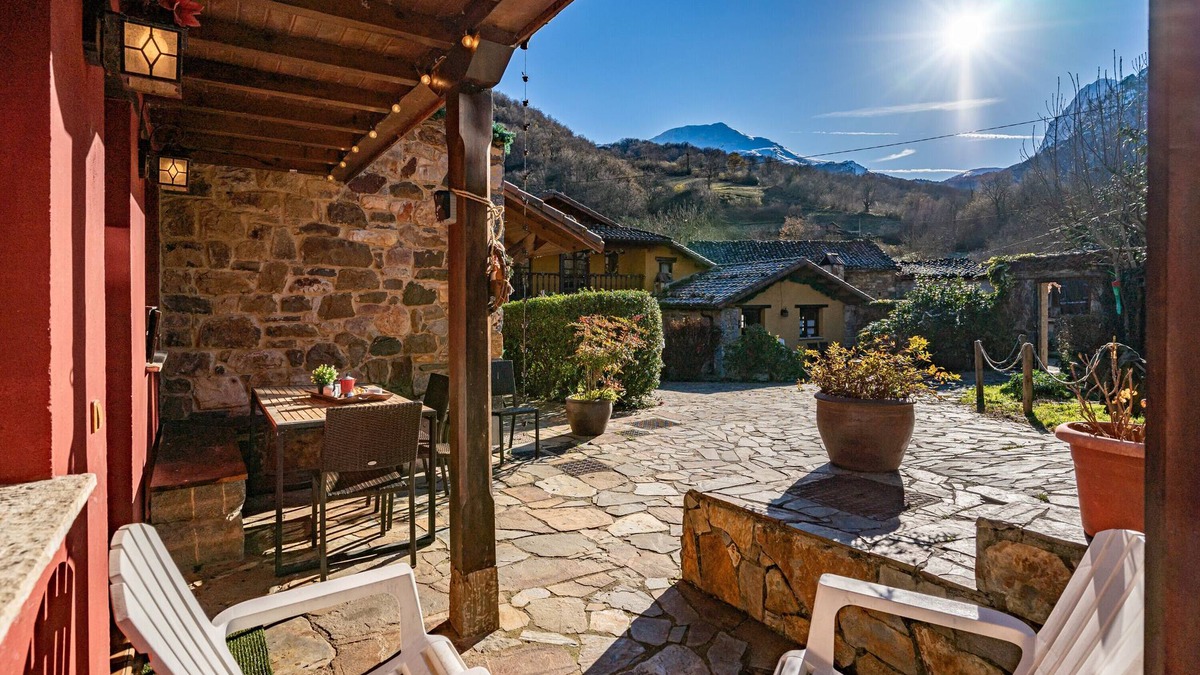 Quiros House | Country House 'Valle De Bueida La Vega' with Mountain View, Private Terrace and Wi-Fi