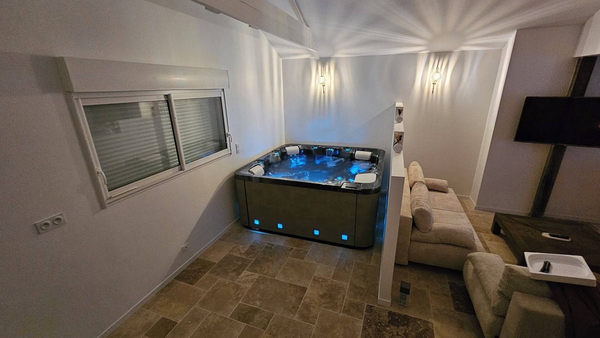 Couesmes-Vauce House | Country house with indoor jacuzzi