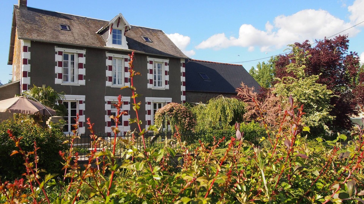 Thubeuf House | Country house with garden and swimming pool