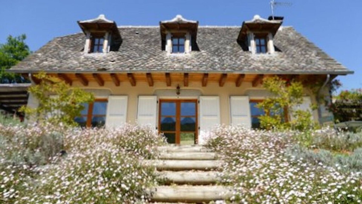 Montsalvy Cottage | Country House with heated pool and valley views