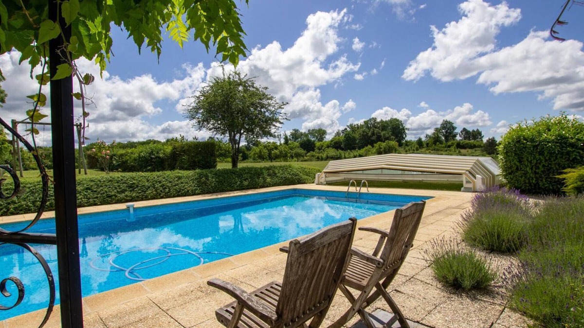 Thenon Cottage | Country house with pool, pets allowed, Wi-Fi, parking, fireplace