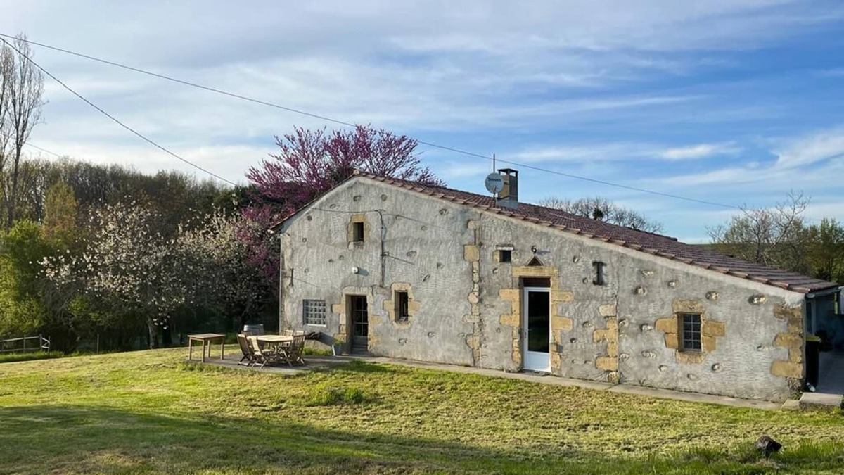 Mongauzy House | Country house with swimming pool, set in 5ha of land, absolute peace and quiet. Pets allowed.