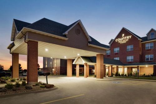 Oakdale Hotel | Country Inn & Suites by Radisson, Coralville, IA