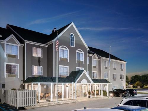 Maumee Hotel | Country Inn & Suites by Radisson, Toledo, OH