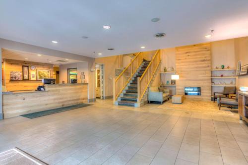 Village of Lakewood Hotel | Country Inn & Suites by Radisson, Crystal Lake, IL