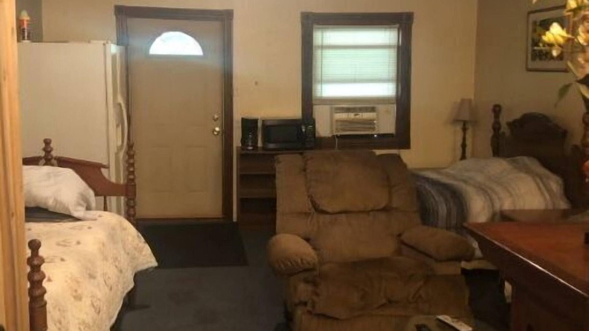Williamstown House | Country Inn with 90 ft porch