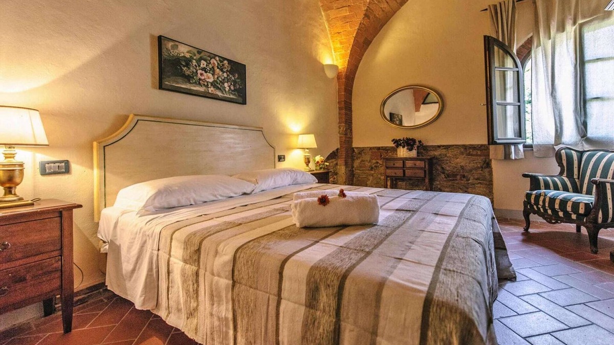 Capannoli Apartment | Country House in Tuscany with Pool and Olive Grove