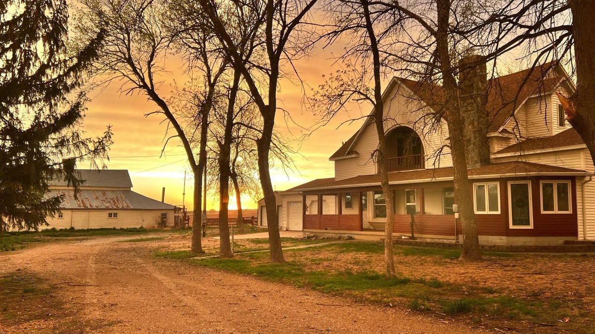 Westerville Other | Country life secluded in an all original Victorian home. Breathtaking porch view