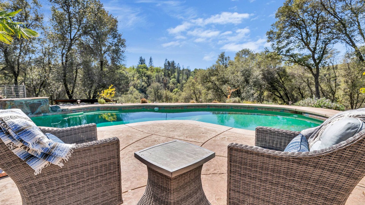 Placerville House | Country Living in Cozy Luxury.Welcome long term renters and furry friends