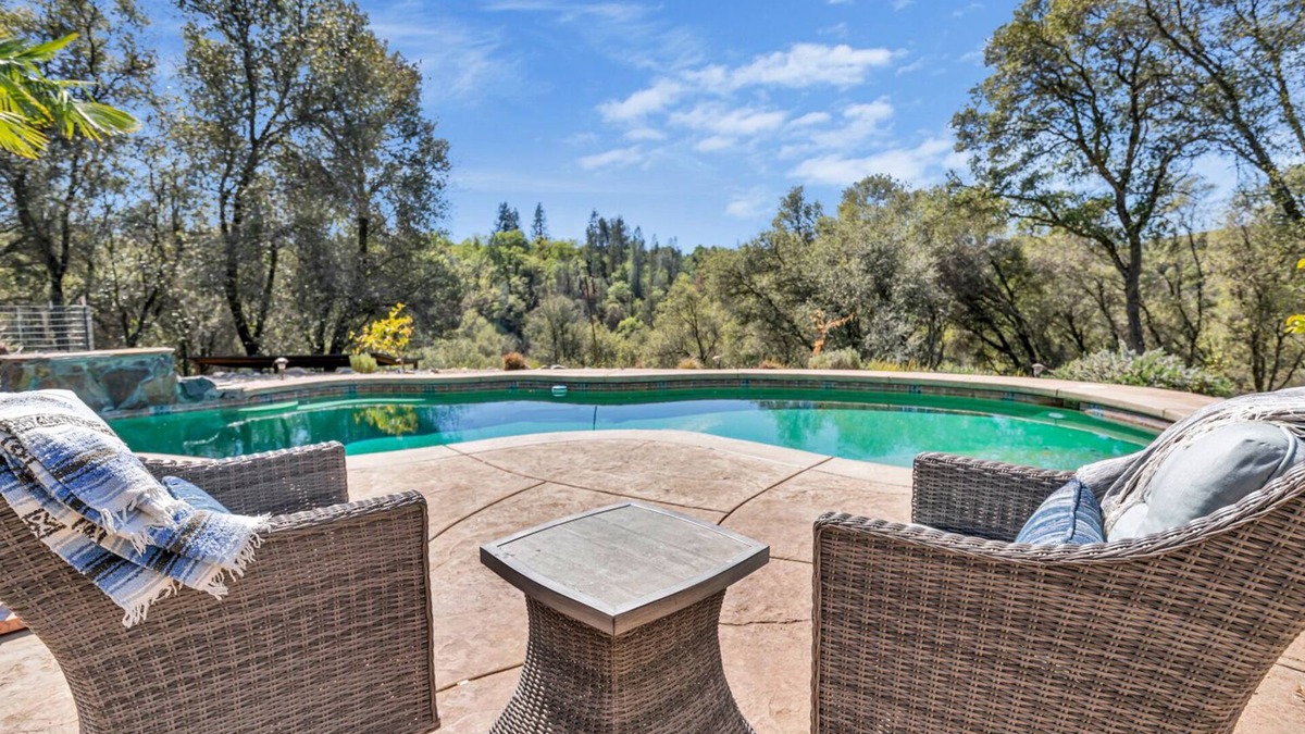 Placerville House | Country Living in Cozy Luxury.Welcome long term renters and furry friends