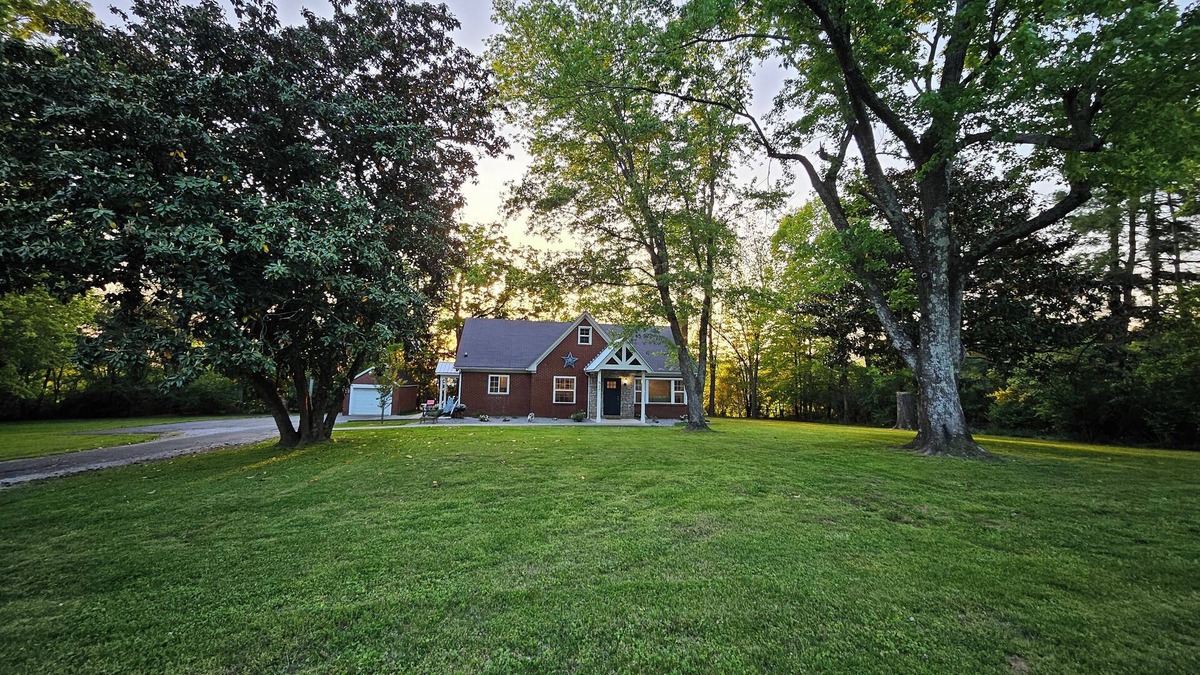 Gallatin House | COUNTRY LIVING JUST 3 MILES FROM GALLATIN SQUARE