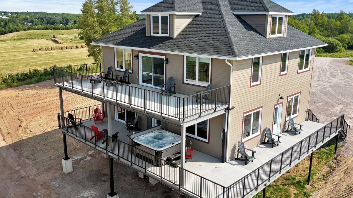 Memramcook House | Country Living Large 6 bedroom Home, newly renovated. 5 bathrooms, Amazing View.
