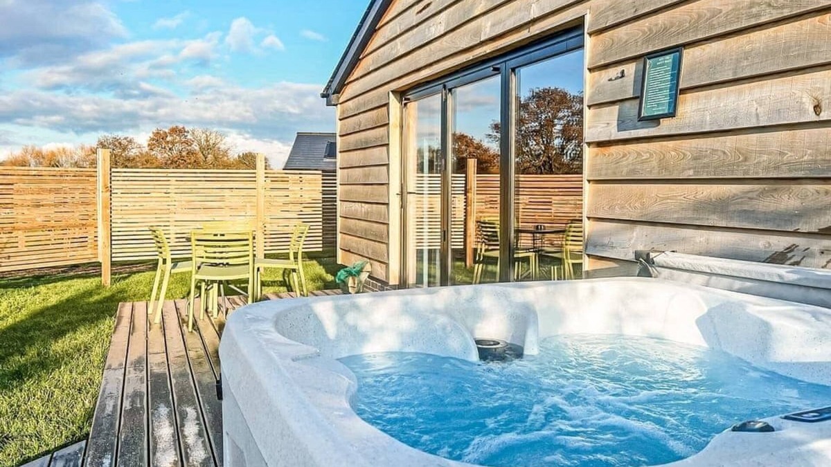 Attleborough Ski Chalet | Country Lodge Deluxe
