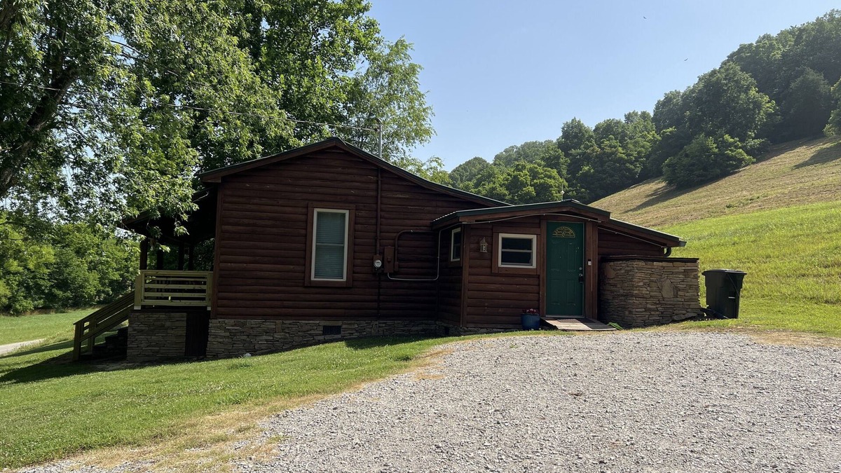 Lynnville Cabin | Country log cabin in beautiful middle Tennessee