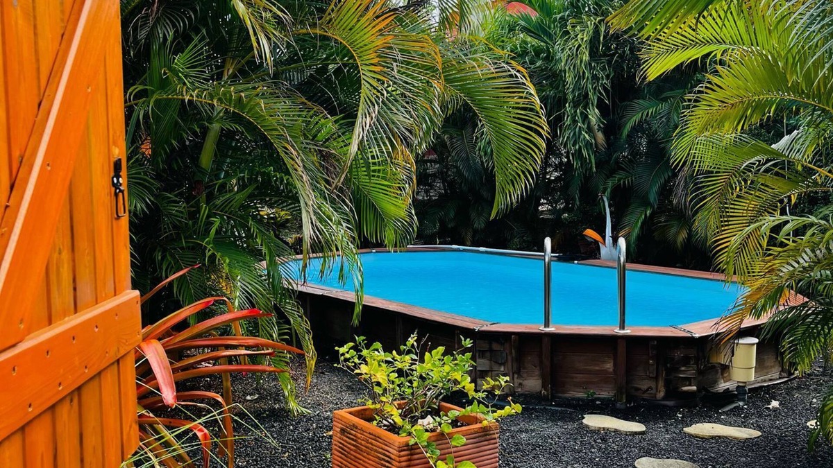 Le Moule House | Country love nest in a garden of flowers and fruit