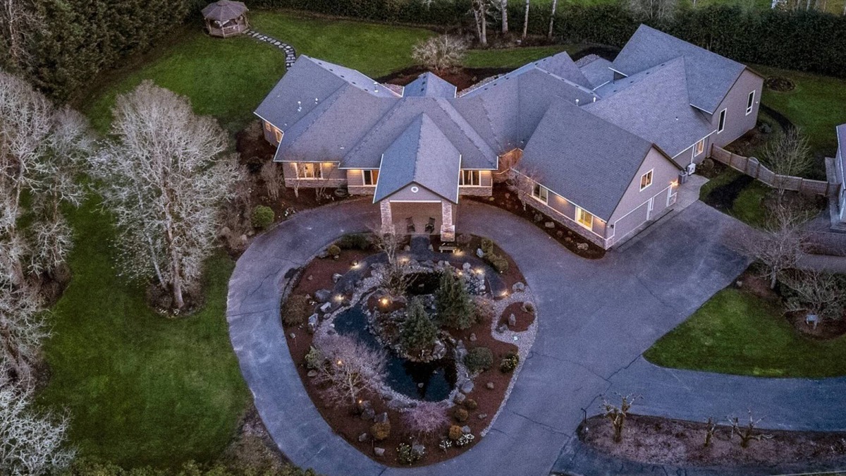 Newberg House | Country Luxury in Private Manor, Pet Friendly, Hot Tub, Indoor Basketball Ct, Billiards, on 2 Acres