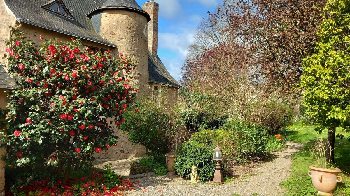 Saint-Brice House | Country Manor. 50 min. West from Le Mans track. Sleeping 12-18. Pool & tennis.