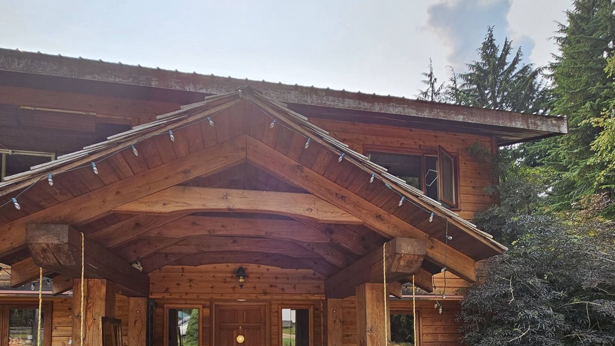 Sandon House | Country Manor Eco Home. Old growth on 10 acres. 5 min from beach. Pet friendly.