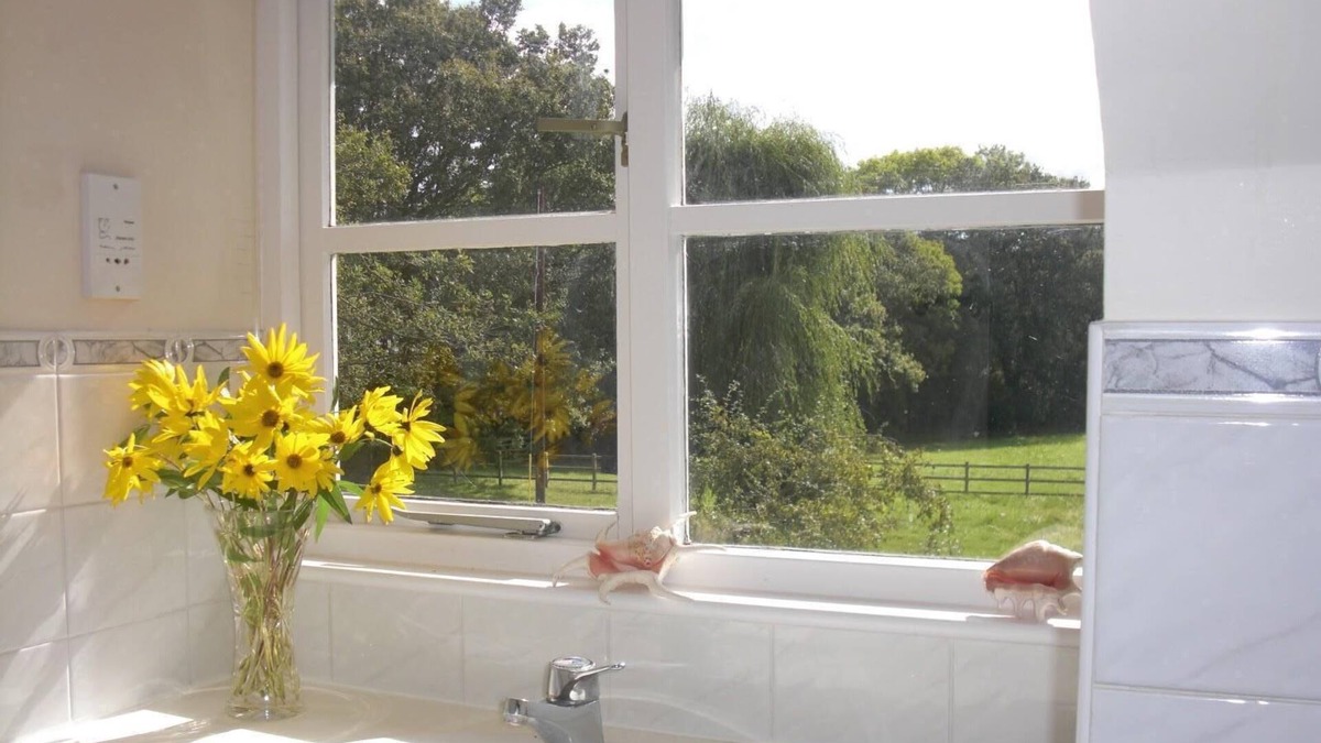 Farnham Apartment | Country Meadow Retreat with Tennis
