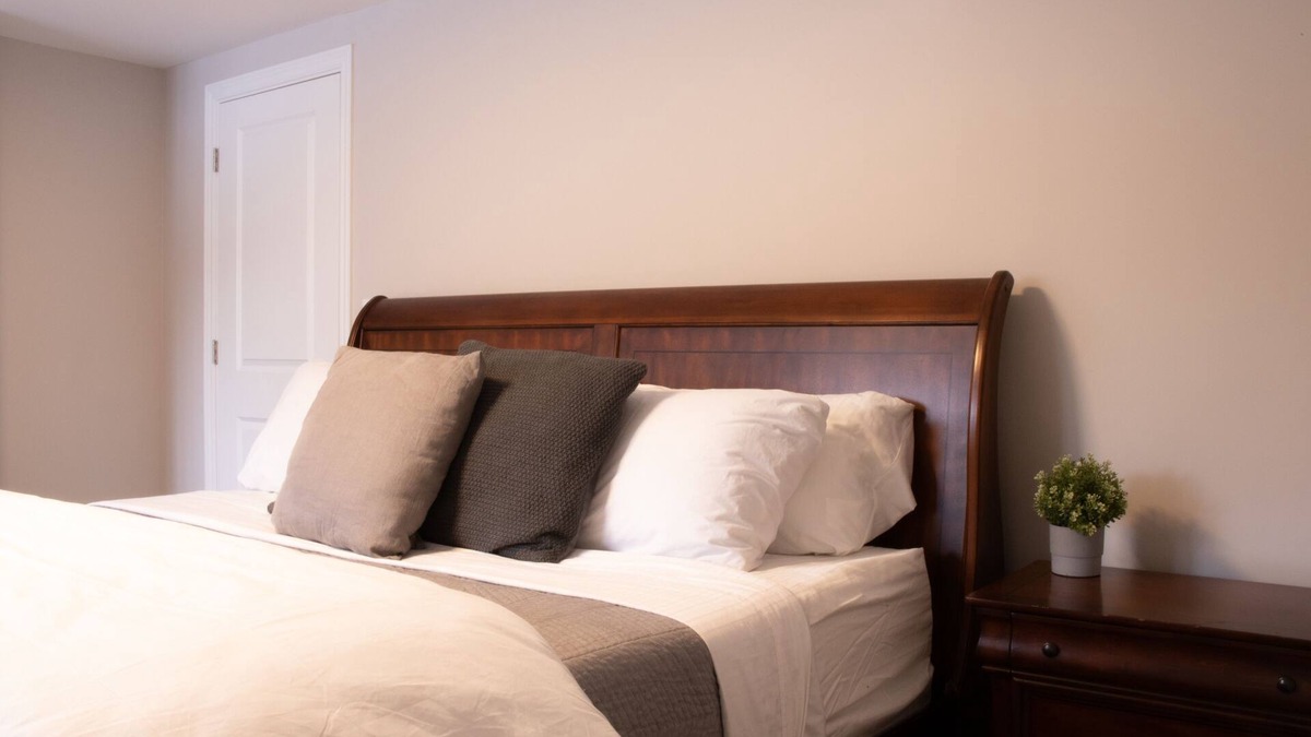 Guelph/Eramosa Bed & Breakfast | Country Oasis - King Bed w/Tempur-Pedic matress.