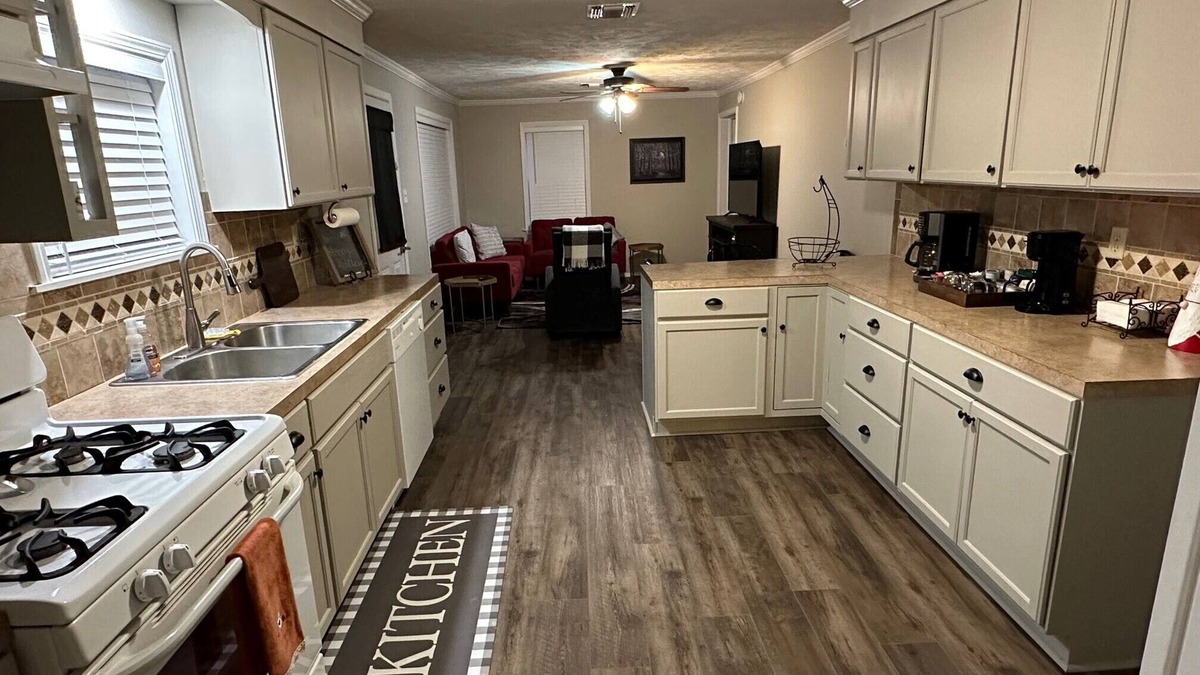 Flippin House | Country Quiet with Close-to-Town Convenience