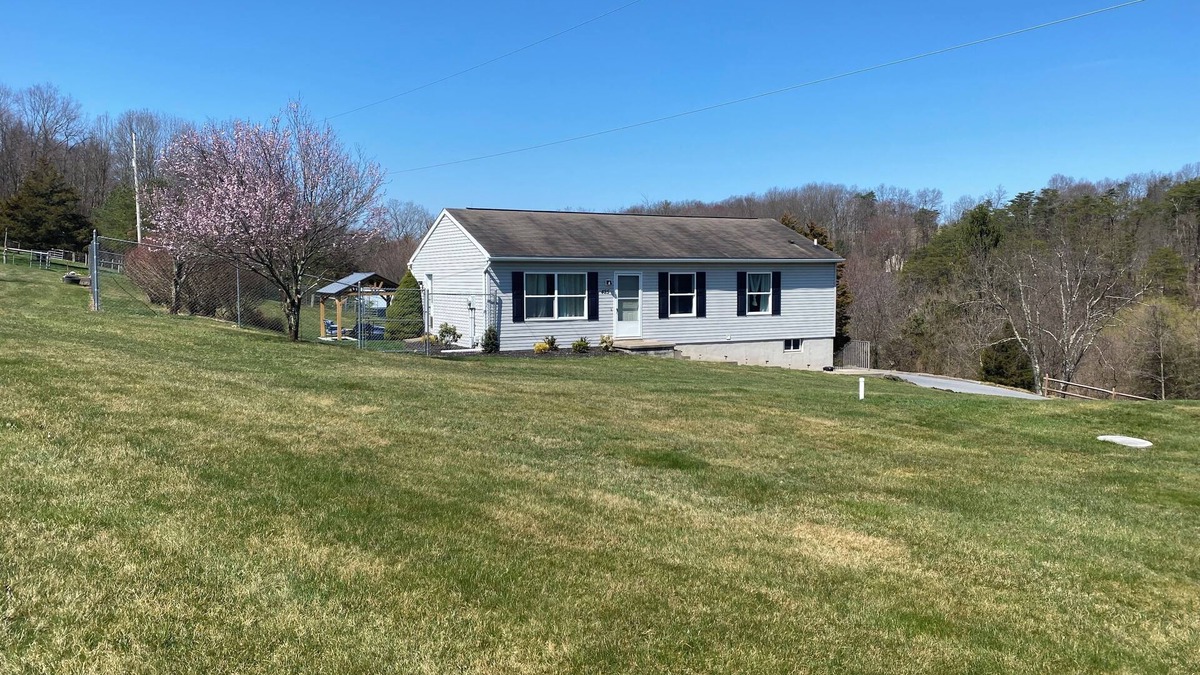 Elliottsburg House | Country retreat, dogs ok, fire pit, 15 min 81/76, Carlisle