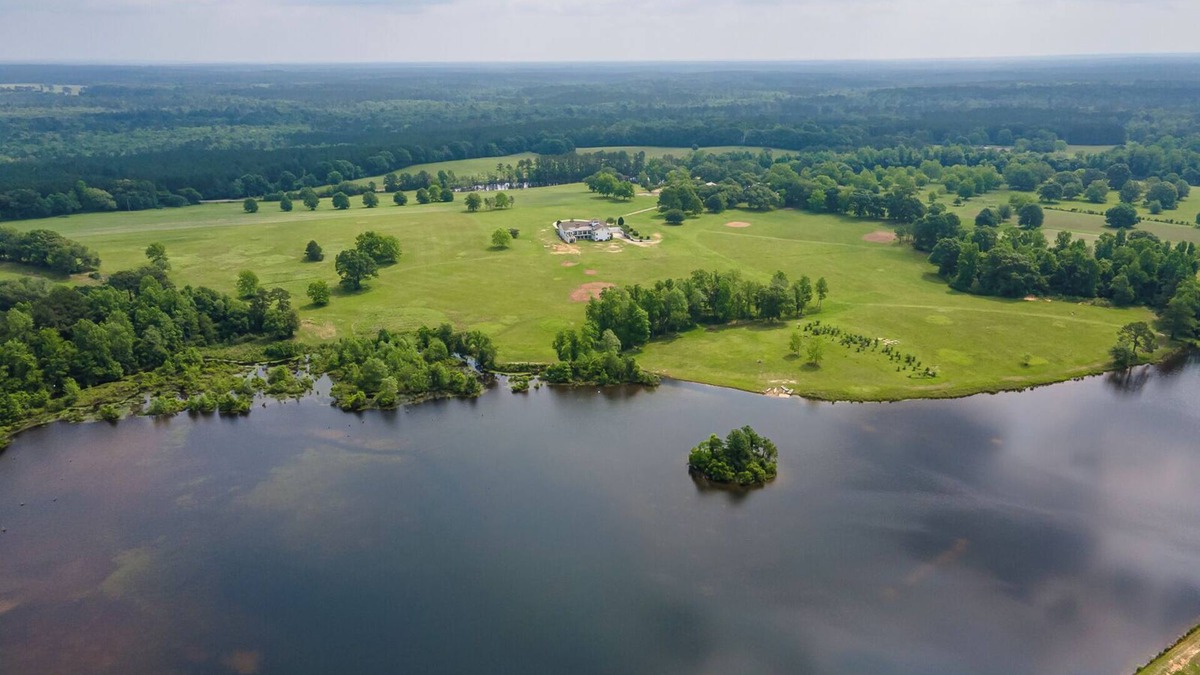 McNeill House | Country Retreat on private 40ac Lake. 250 acres.9 Bedrooms + 2 Dorms -Sleeps 43