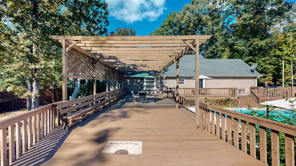Summerville House | Country retreat with separate studio apartment, large seasonal pool, and hot tub