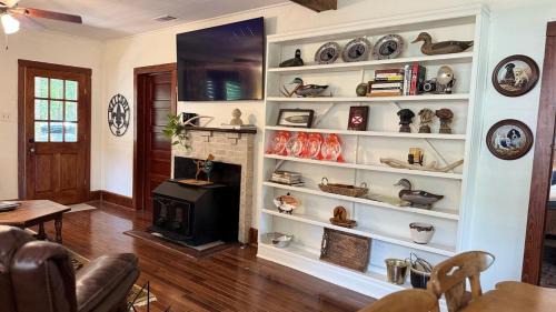 Pride House | Country Retreat with ponds-views-porches & pups