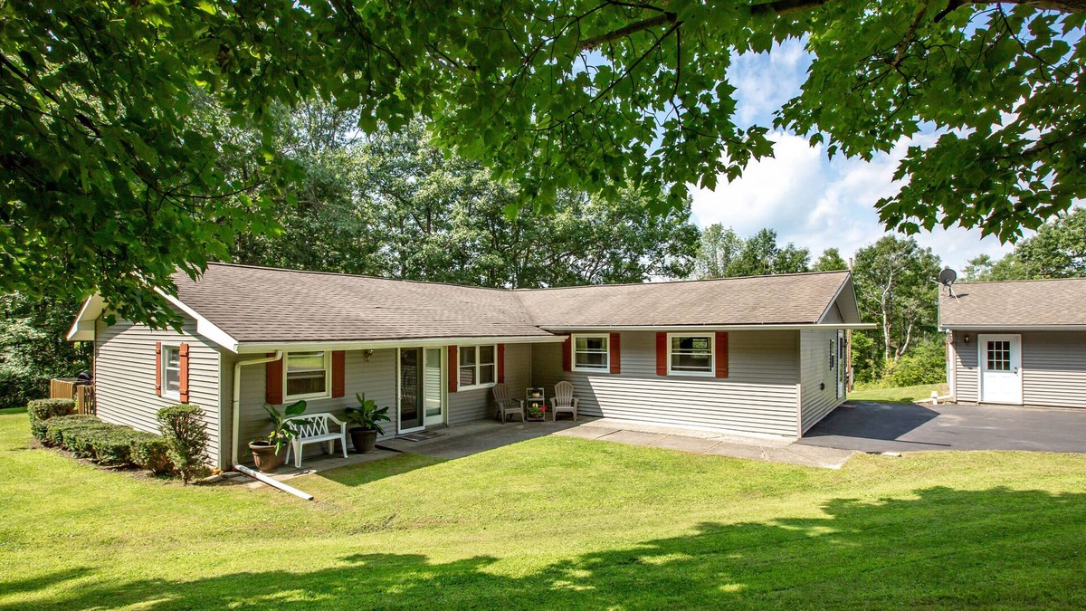 Town of Reading House | Country Seclusion 3 BR; 2 BA; sleeps 6;