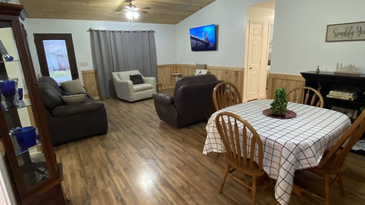Se Ree House | Country Setting in Kentucky. Near lakes for fishing and relaxing.