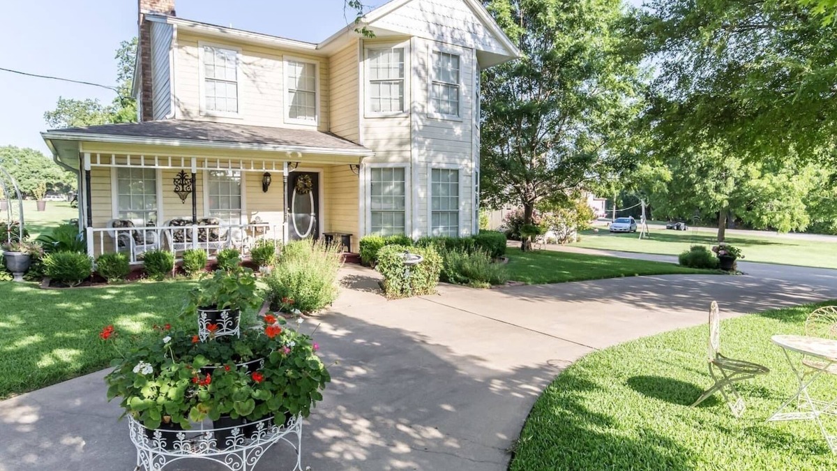 Ovilla House | Country Setting just close enough to the city! Large groups welcome!