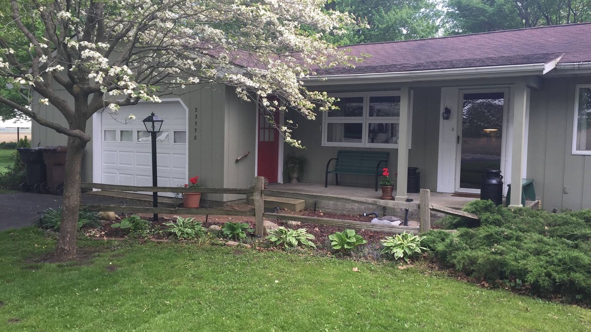 New Carlisle House | Country Setting, Nearby Historic New Carlisle, Restaurants, Beaches And Wineries