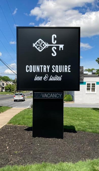 New Holland Hotel | Country Squire Inn and Suites